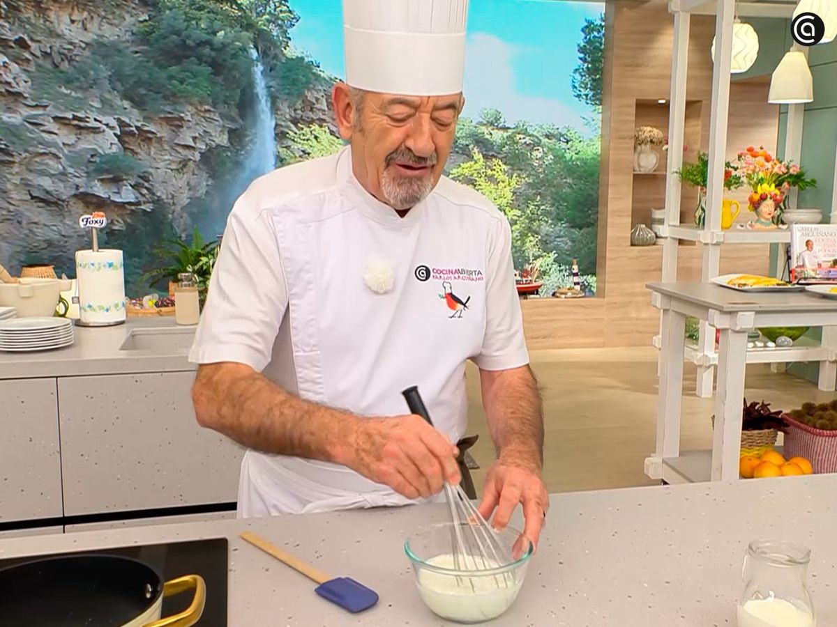 Mezcla la harina refinada de maíz con la leche hasta que no queden grumos