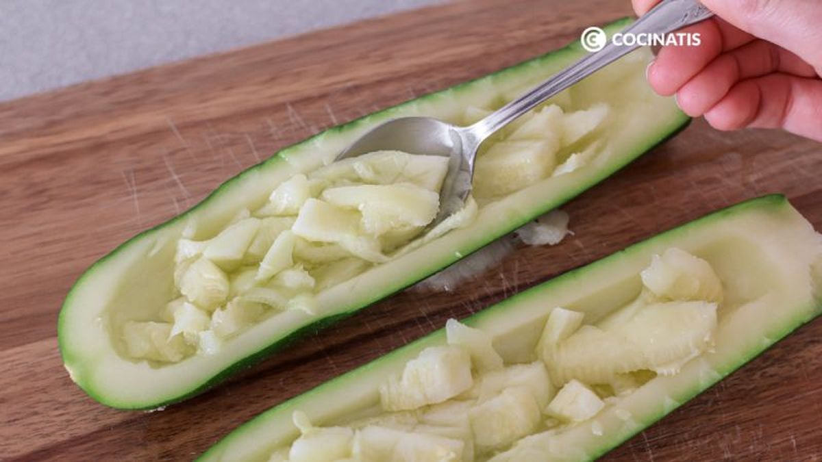 Vaciar los calabacines cocidos