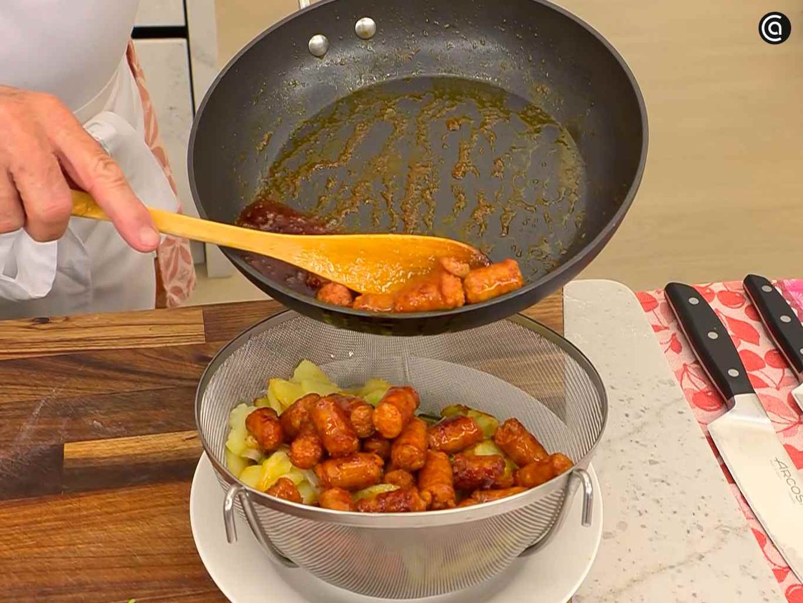 Mezcla las patatas fritas con la txistorra frita Mezcla las patatas fritas con la txistorra frita