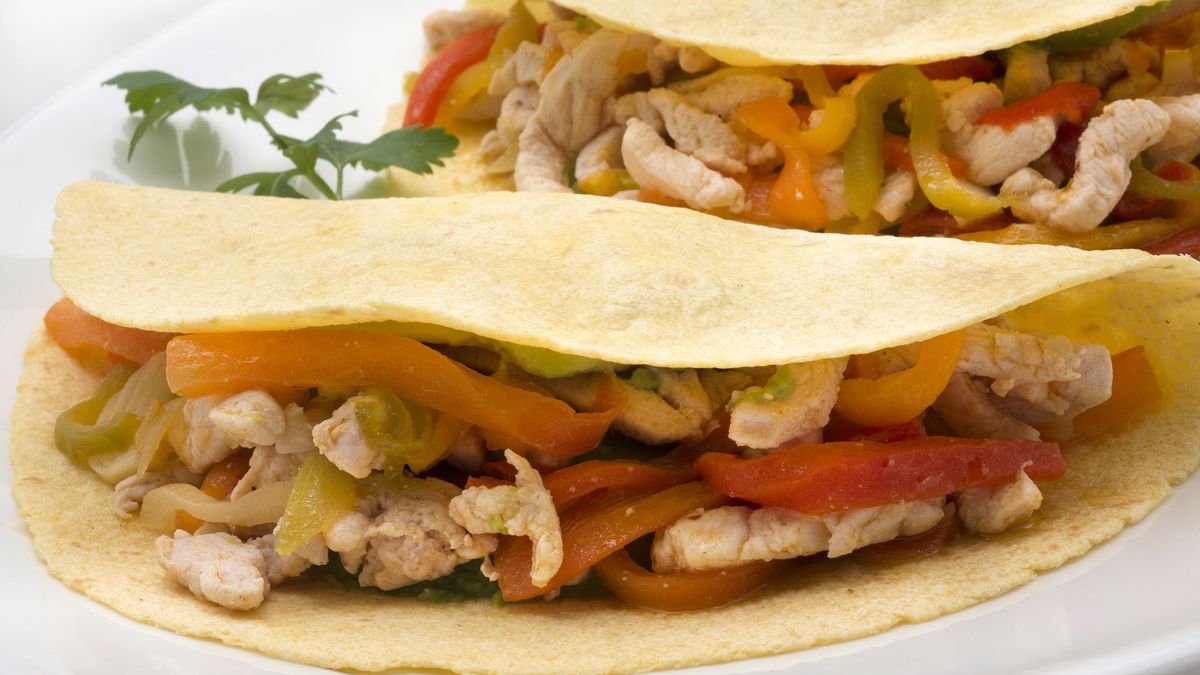Atrévete con unas fajitas de pollo asado y pimientos