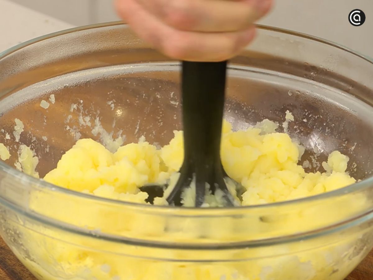Las patatas se cuecen y se machacan con mantequilla y leche para obtener un puré suave.