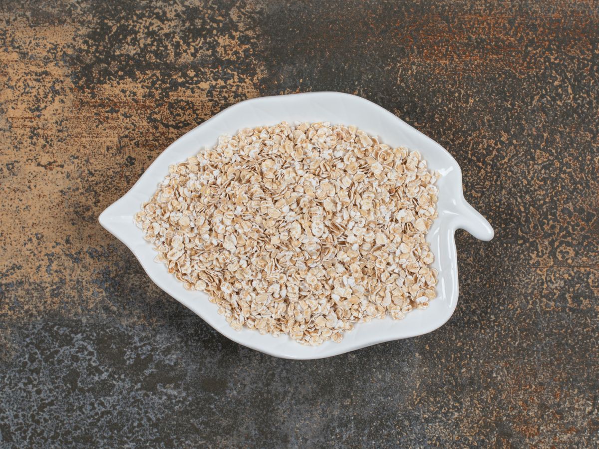 Los copos de avena, triturados o enteros, aportan un toque crujiente y saludable.