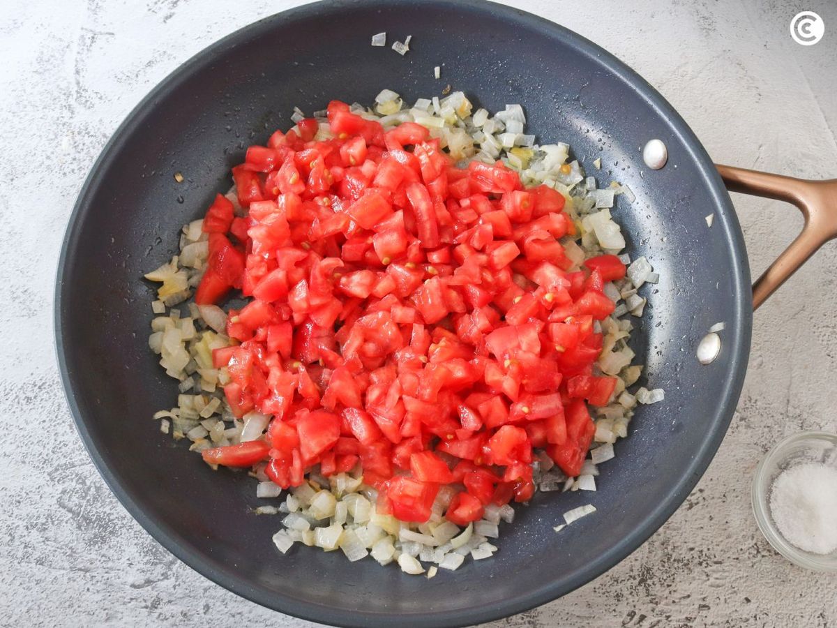 Pochar las verduras para el huevos pericos