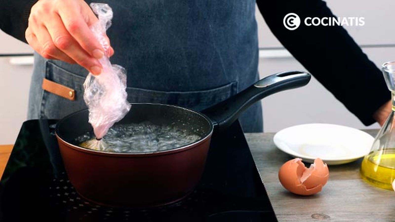 Sumérgelos en un cazo con abundante agua caliente Receta de huevos escalfados o poché paso 4