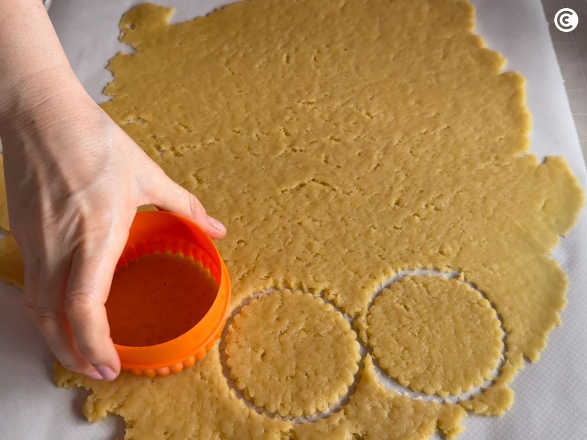 Cortar la masa para hacer el pastel de boniato