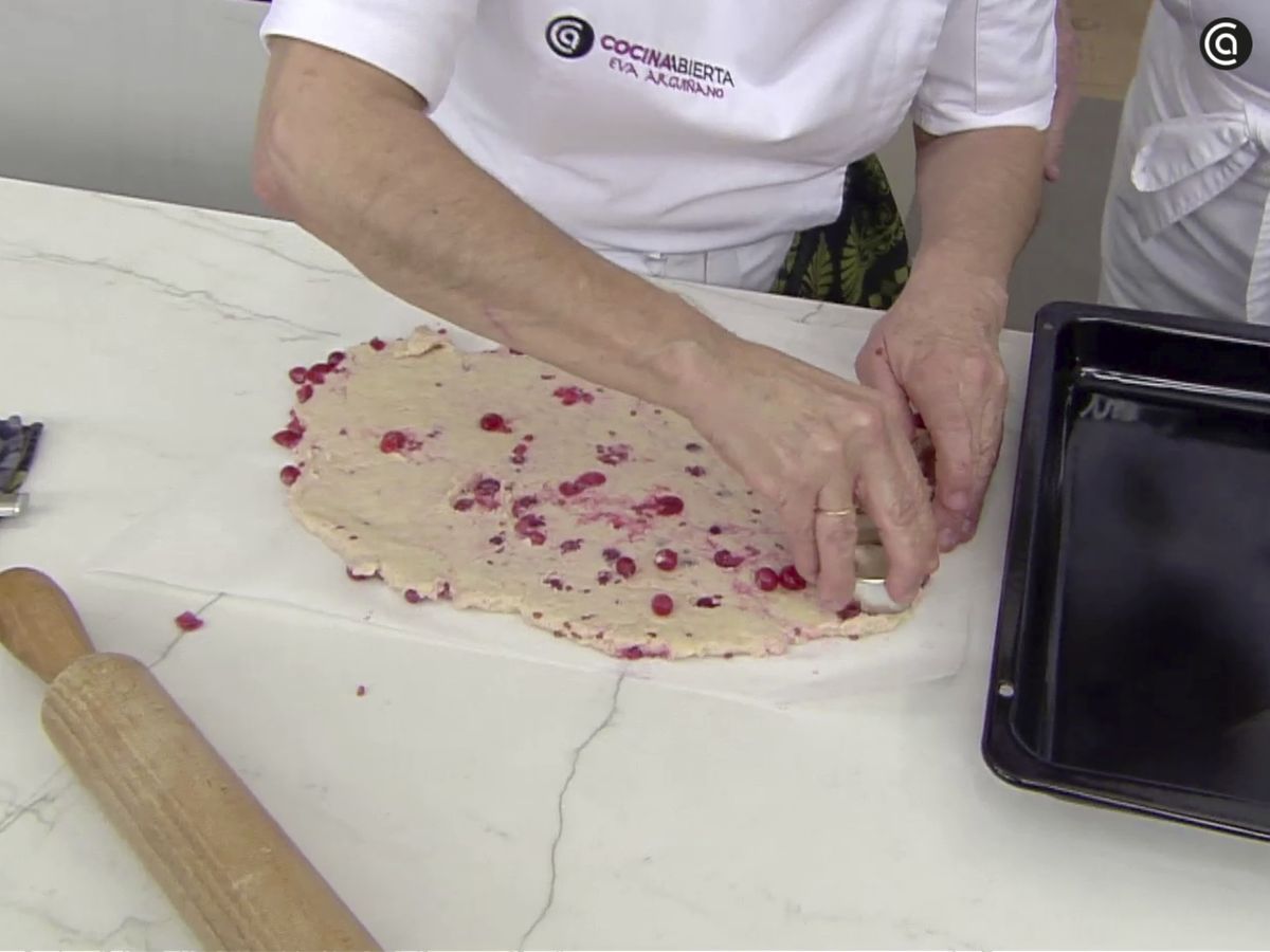 Corta las porciones de la masa con un cortapastas