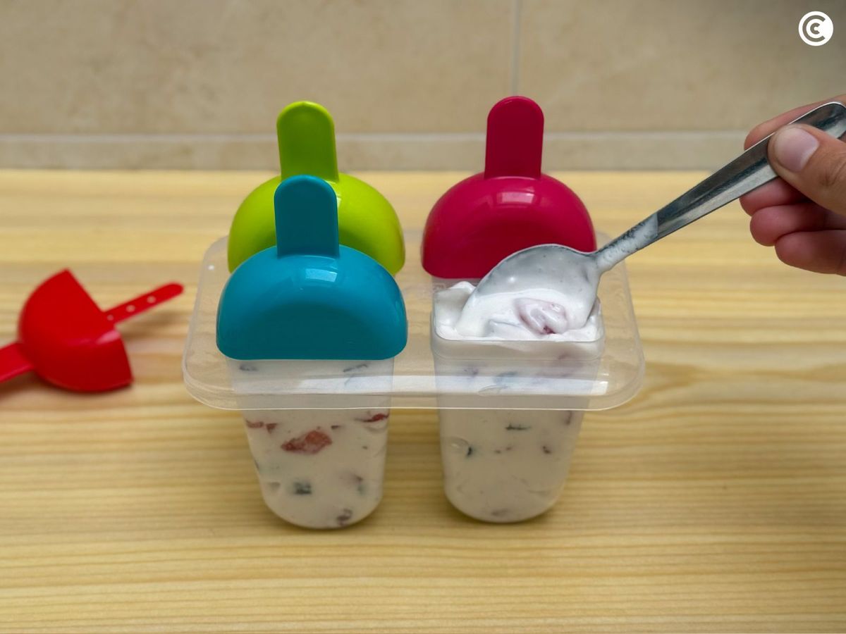 Rellenar los moldes para helado vegano