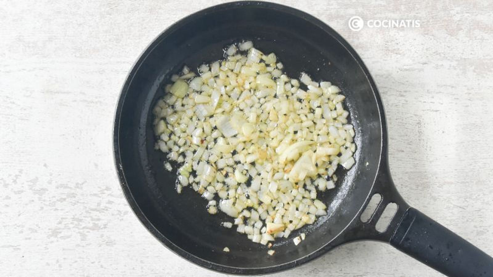 Sofreír la cebolla con el vino blanco