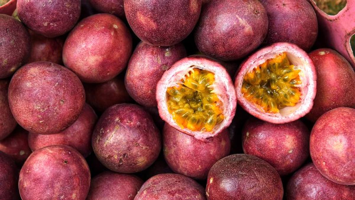 Cesto con maracuyás