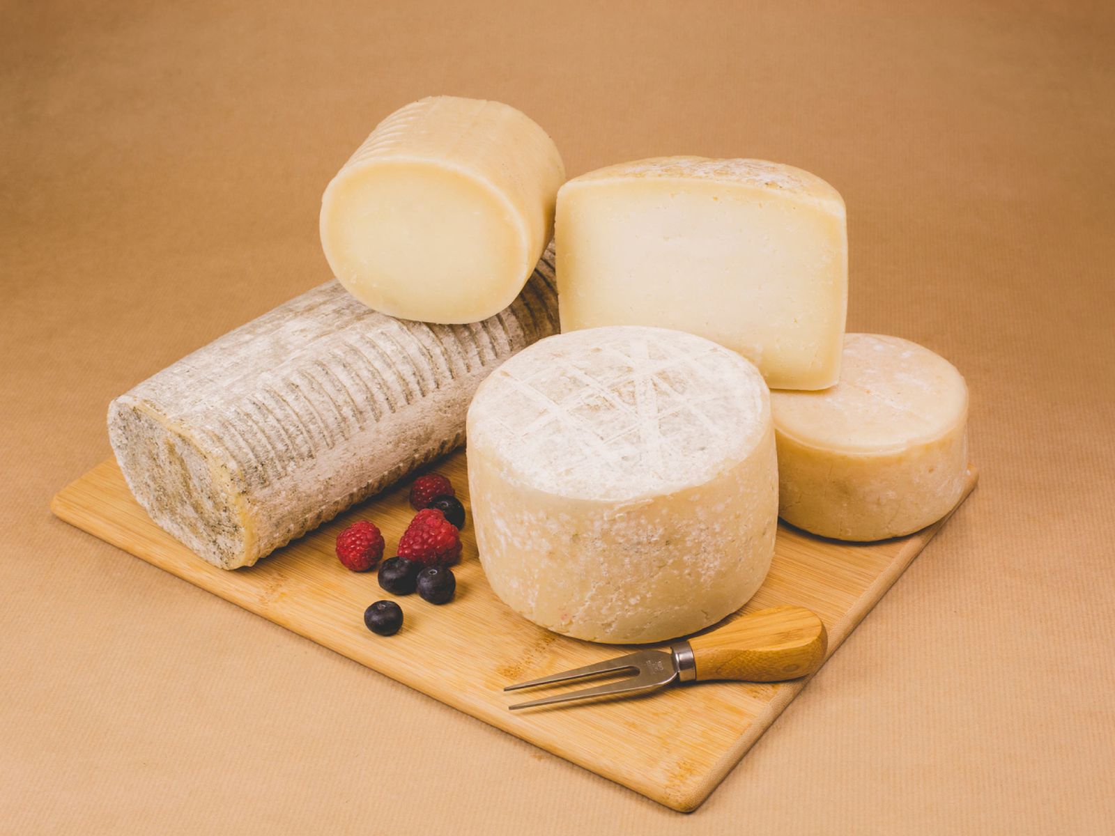 Quesos artesanos de Praizal (León), elaborados con leche cruda de oveja y afinación en madera.