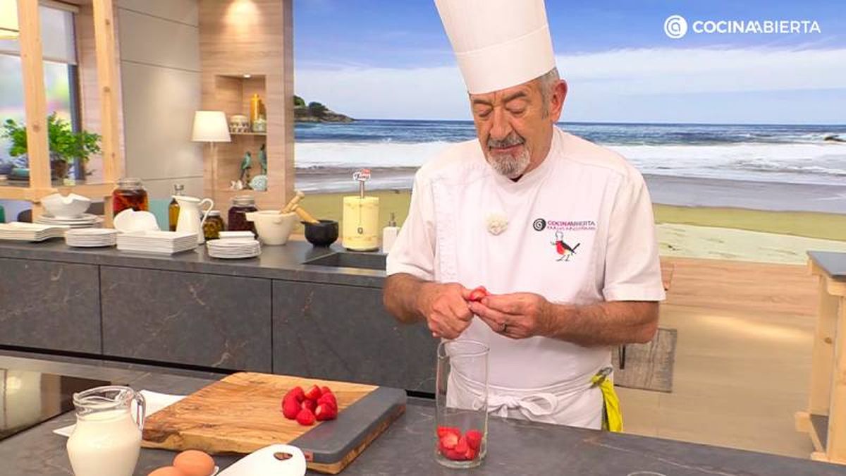 Limpia las fresas, retírales los tallos y reserva 4 para decorar