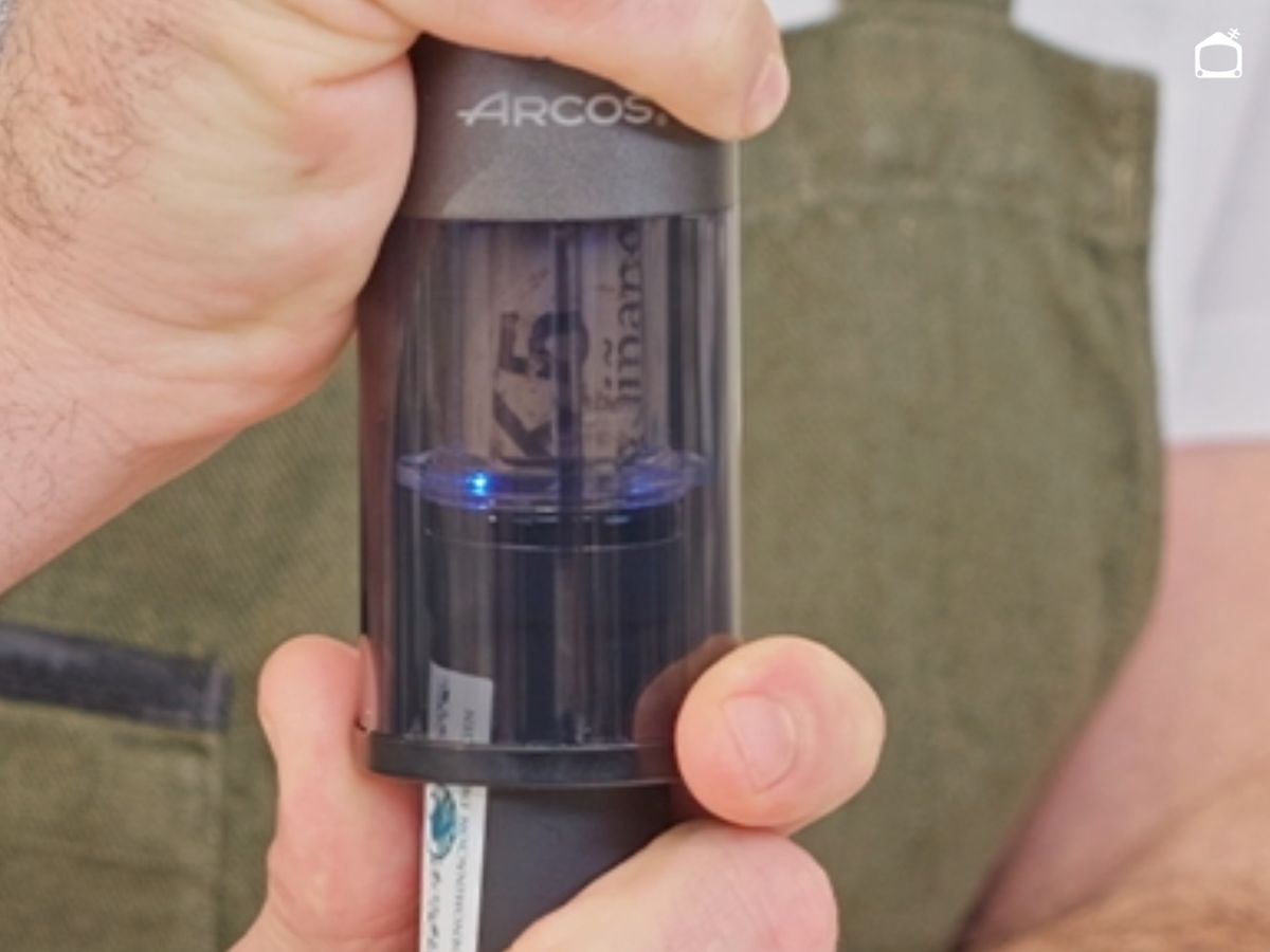 Un vino listo en segundos gracias al sacacorchos eléctrico.