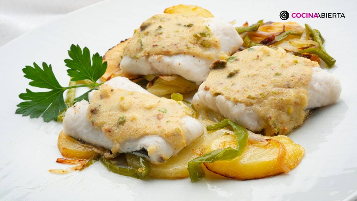 Merluza jugosa con patatas panaderas y crujiente de pistachos