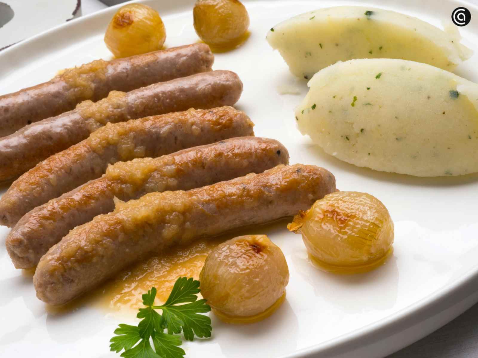 Salchichas a la cerveza con puré de patatas