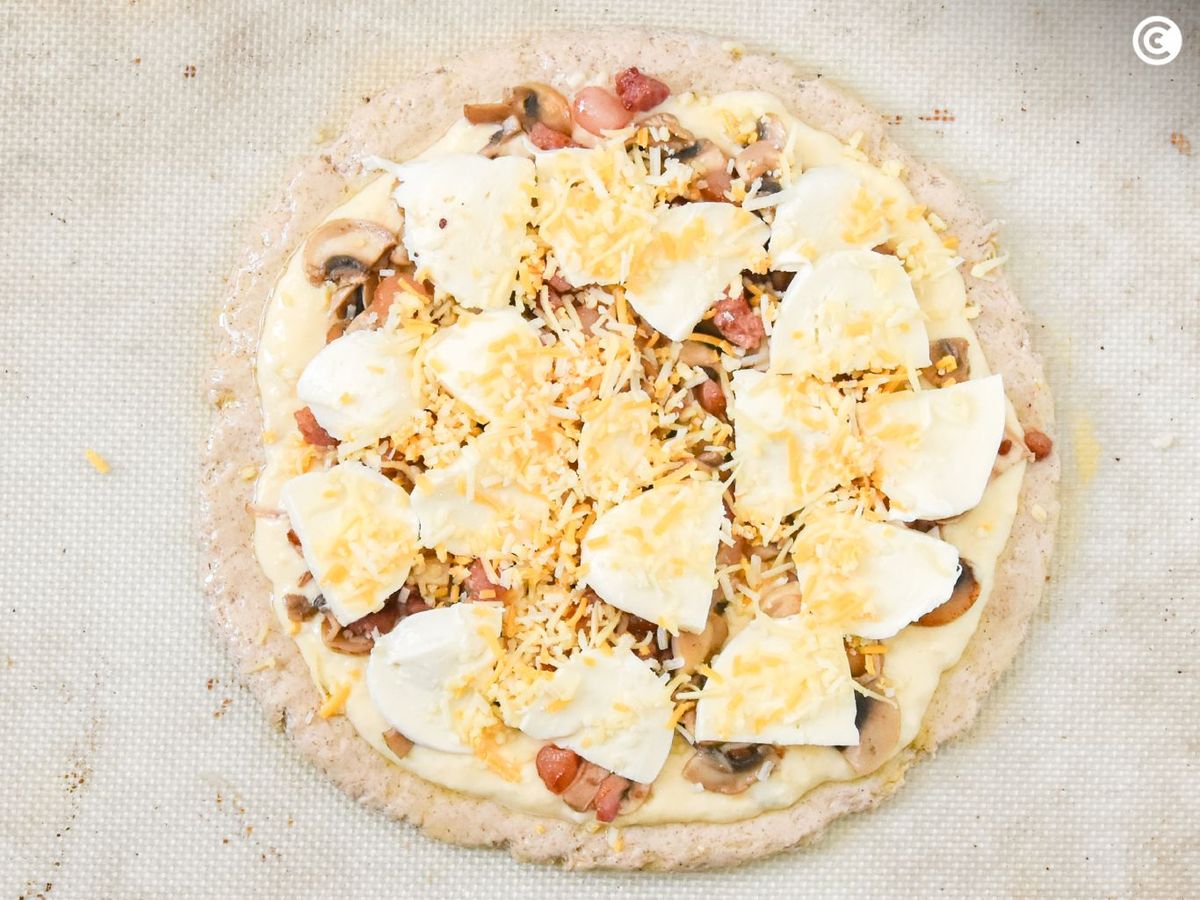 Preparar la pizza carbonara para hornear