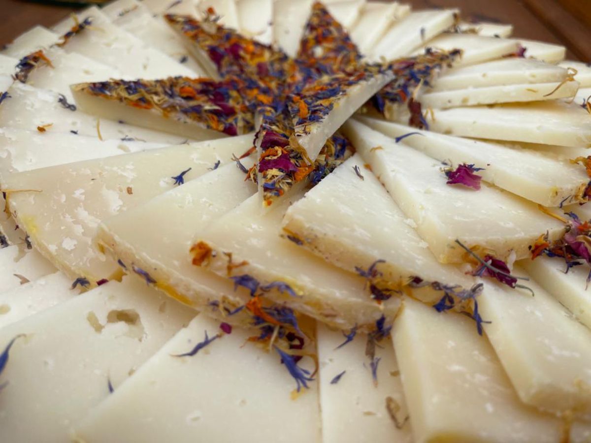 Detalle del Flor del Torcal, un queso malagueño de cabra afinado con miel y flores comestibles.