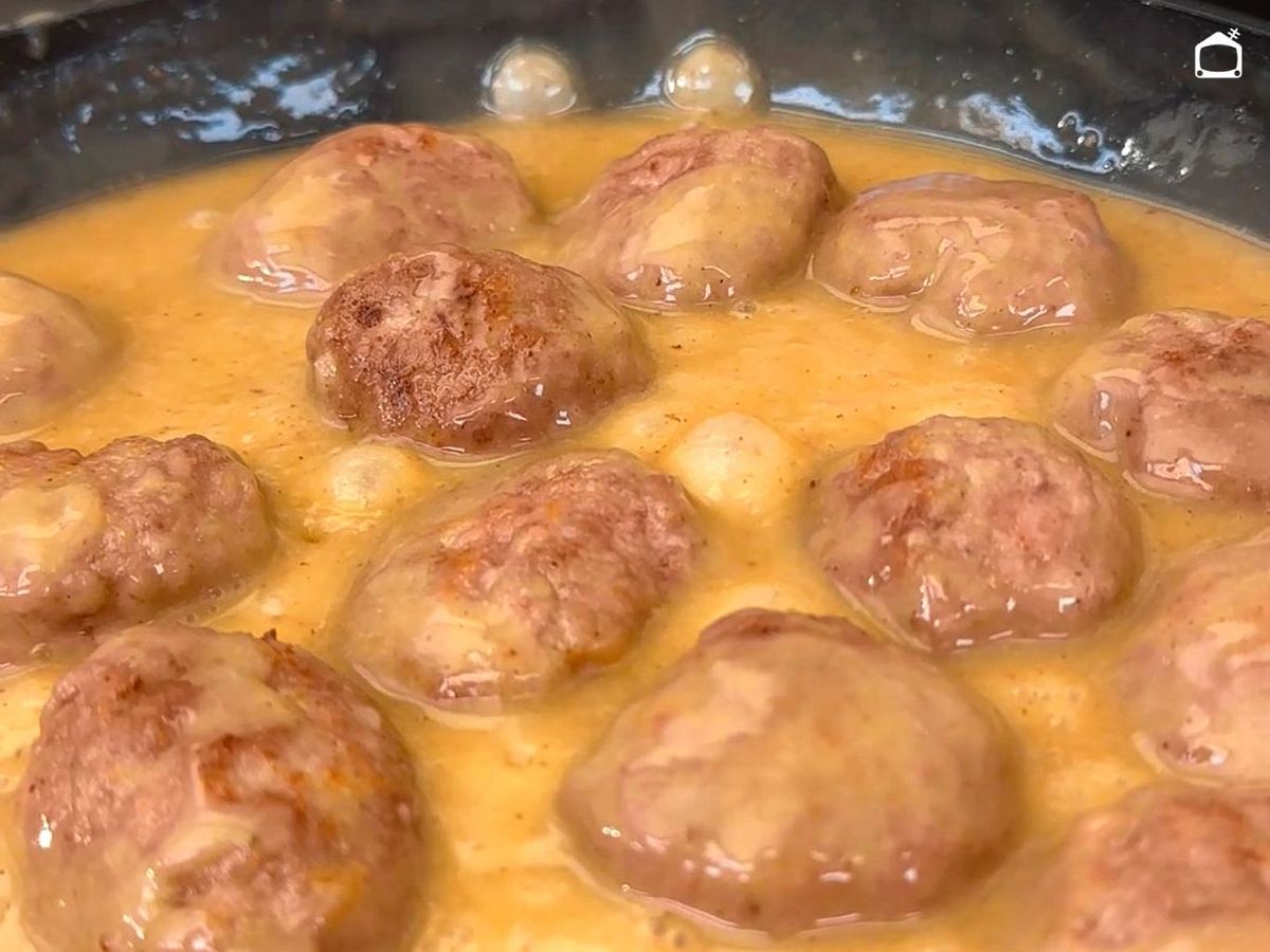 Cocinra las albóndigas en la salsa