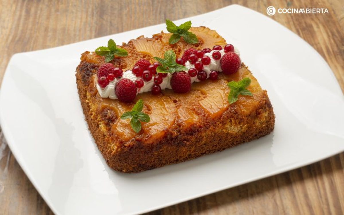 Si a la persona que cumple años le encanta la piña, esta es su tarta
