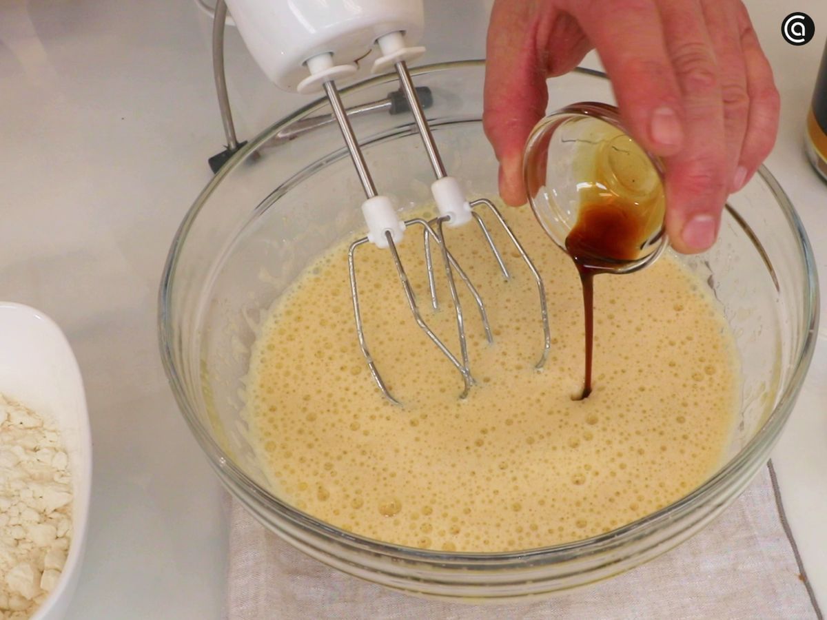Para una tarta de capuchino perfecta: añade los ingredientes a temperatura ambiente y poco a poco