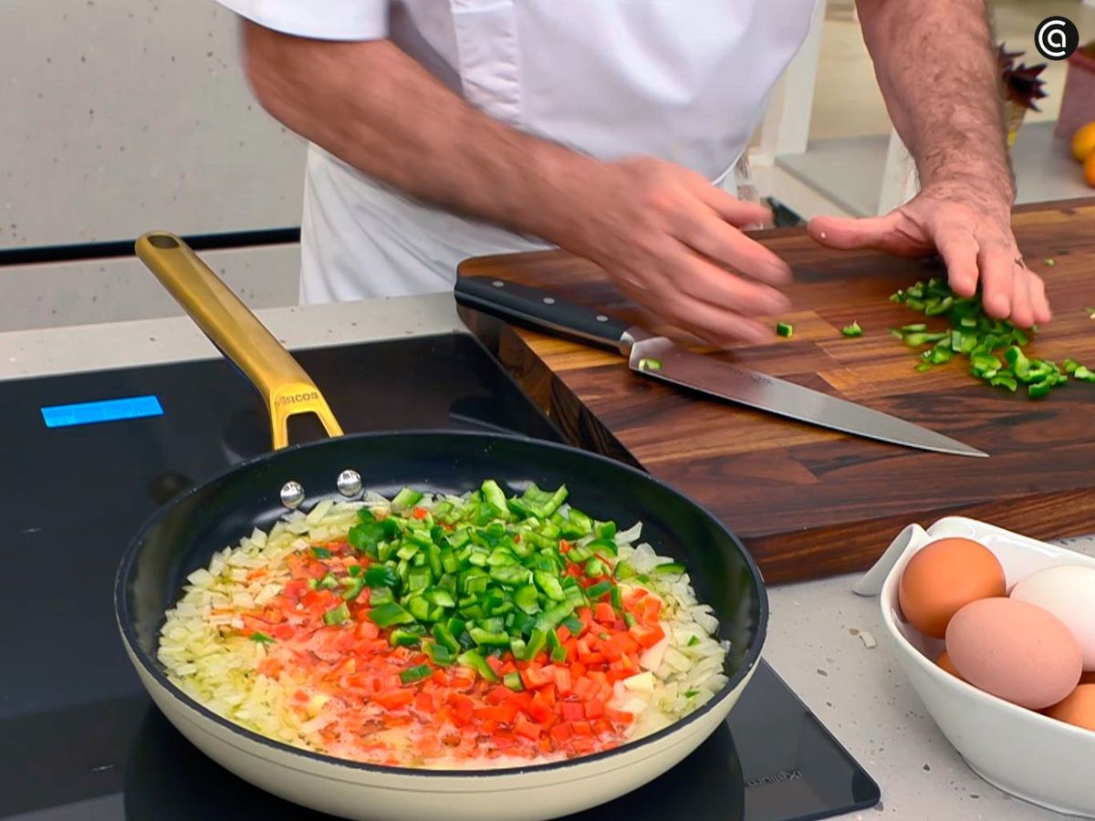 Pocha las verduras para la tortilla paisana