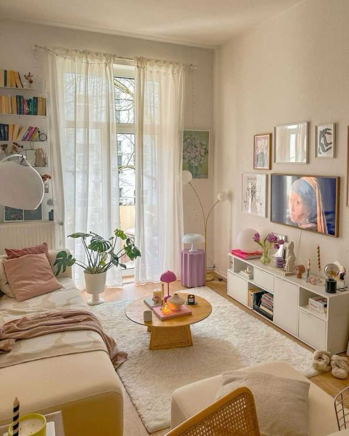 Salón con detalles de estilo coquette.