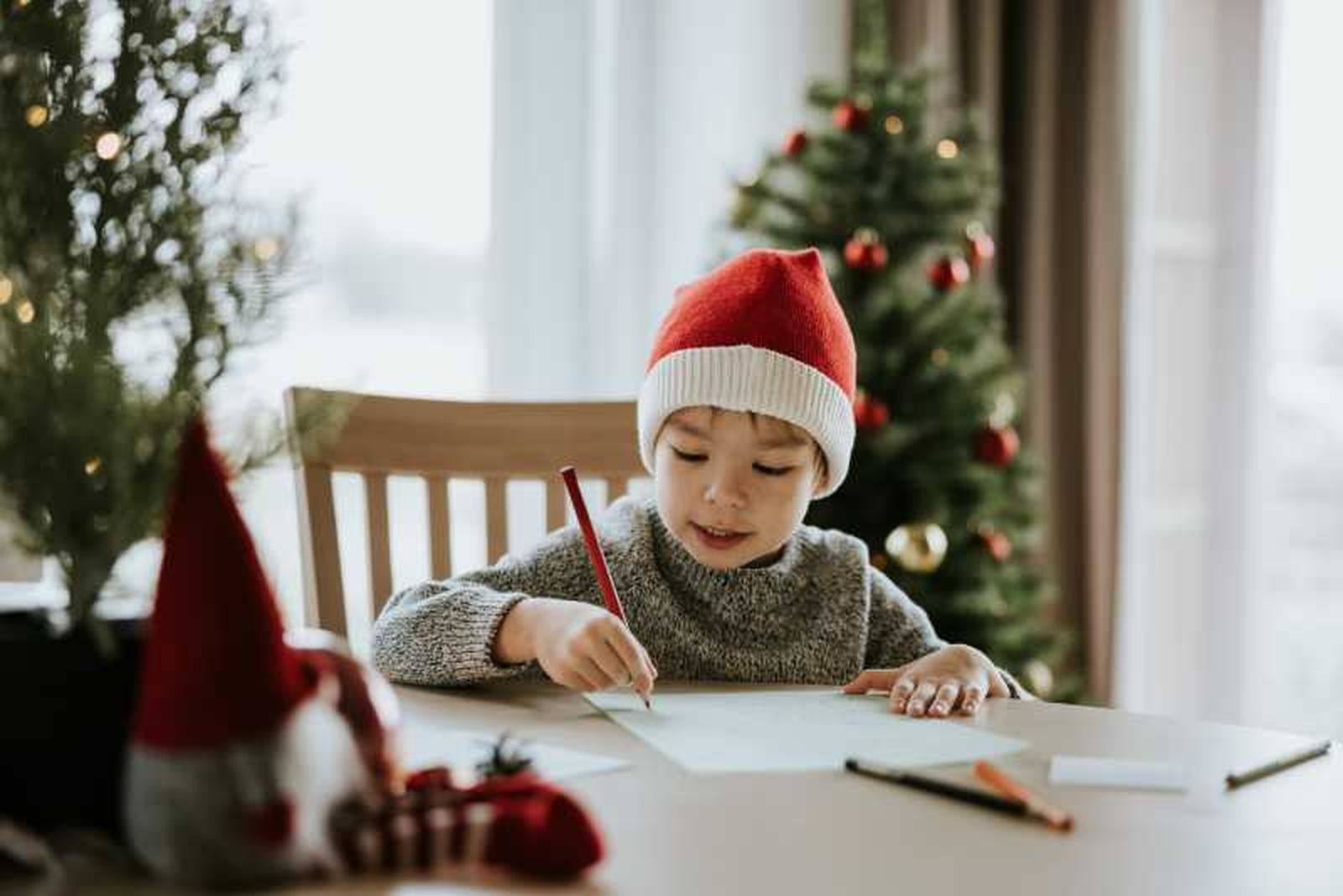 Niño coloreando dibujos de Navidad. Niño coloreando dibujos de Navidad.