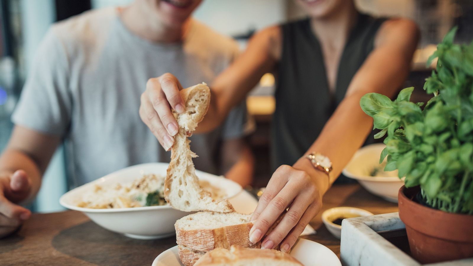 El cobro del pan sí es legal en los restaurantes