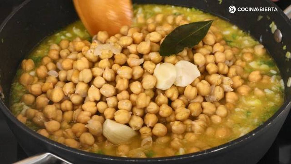 Gallina blanca potaje semana santa garbanzos bacalao espinacas paso 5