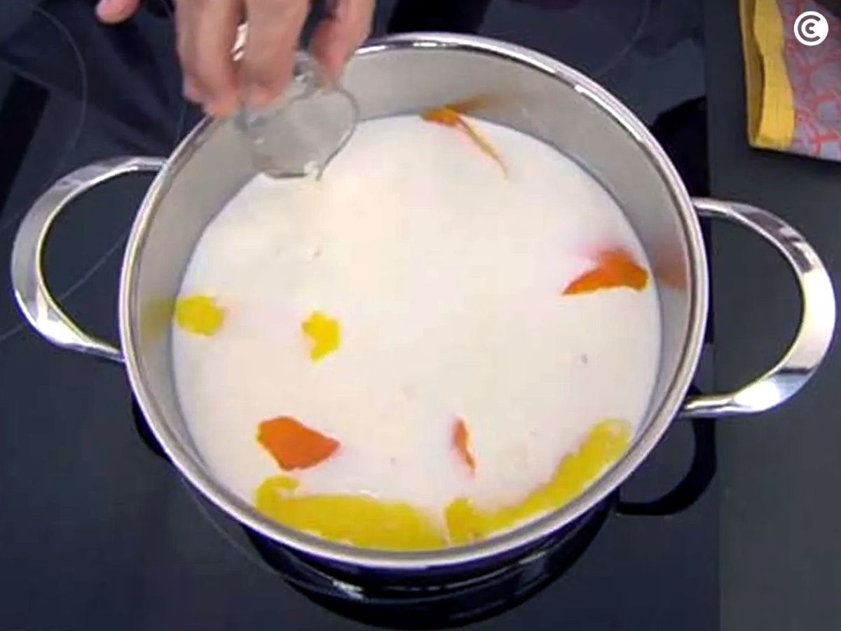 Infusionar la leche para hacer torrijas de pan de Viena