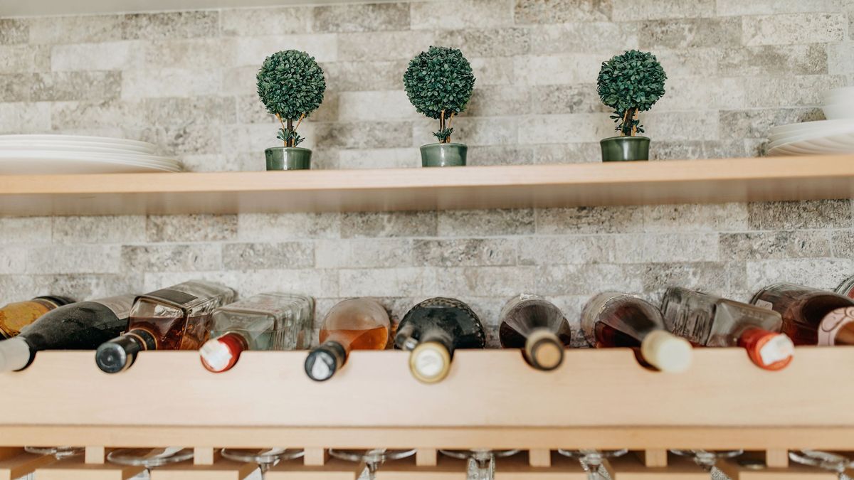 Si el lugar es amplio puedes incorporar un botellero modular