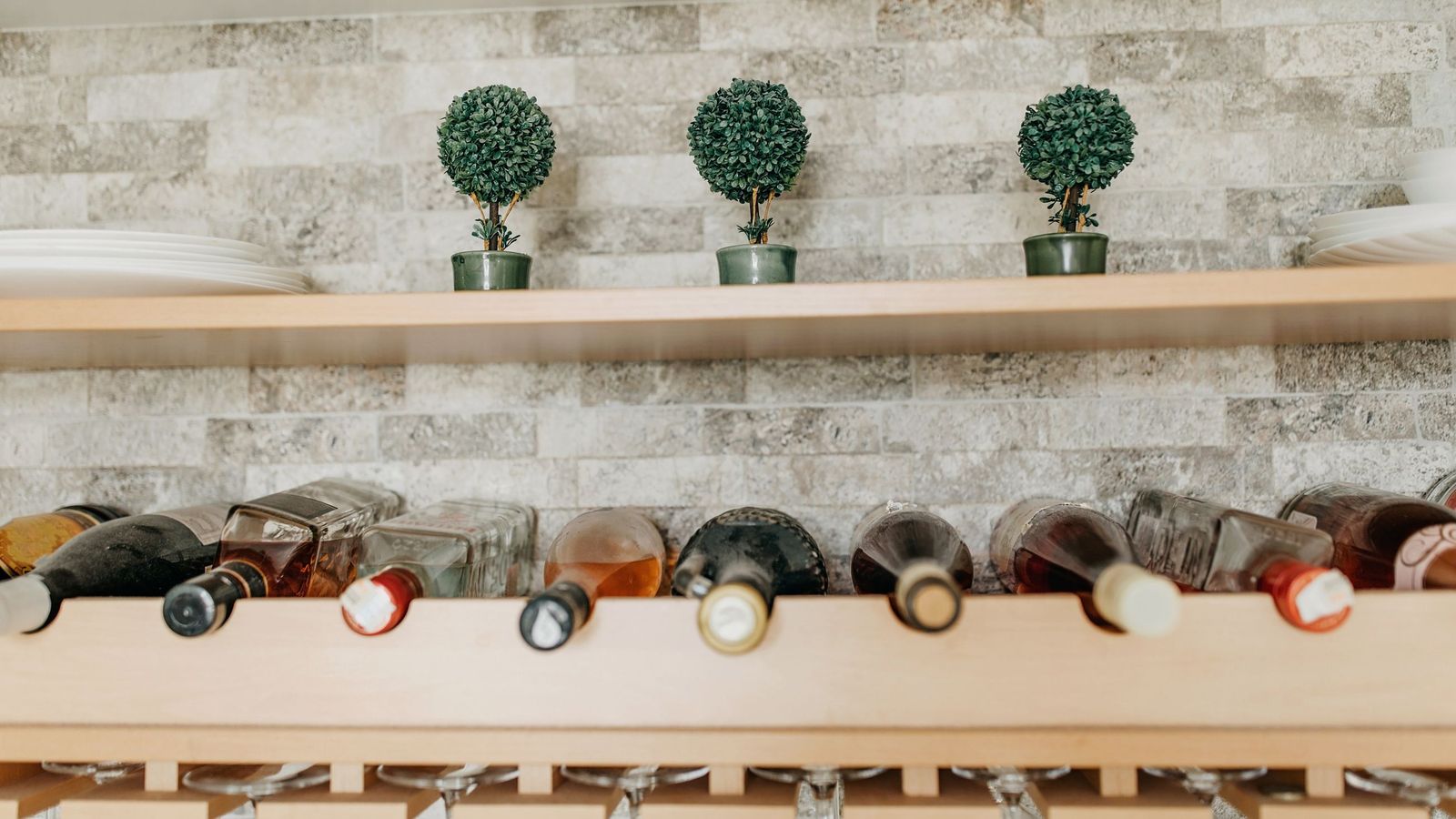 Si el lugar es amplio puedes incorporar un botellero modular