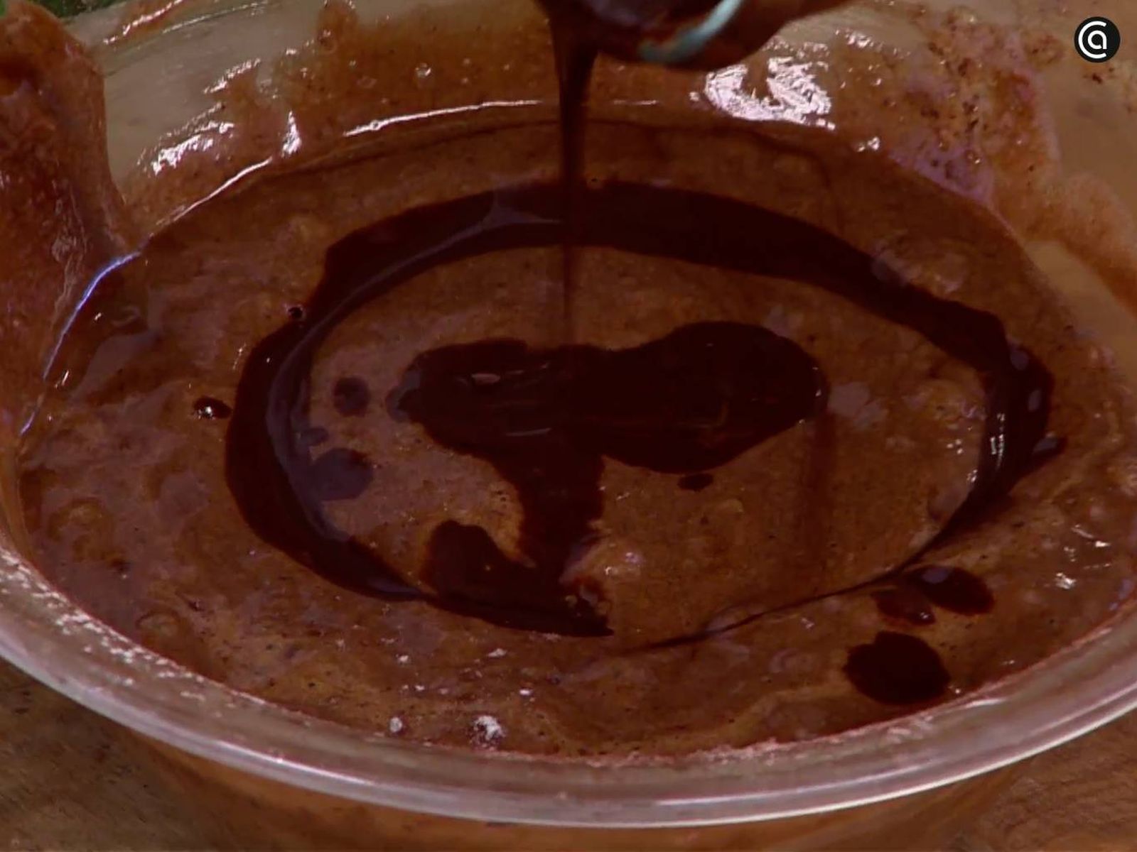 Añade el chocolate y la mantequilla