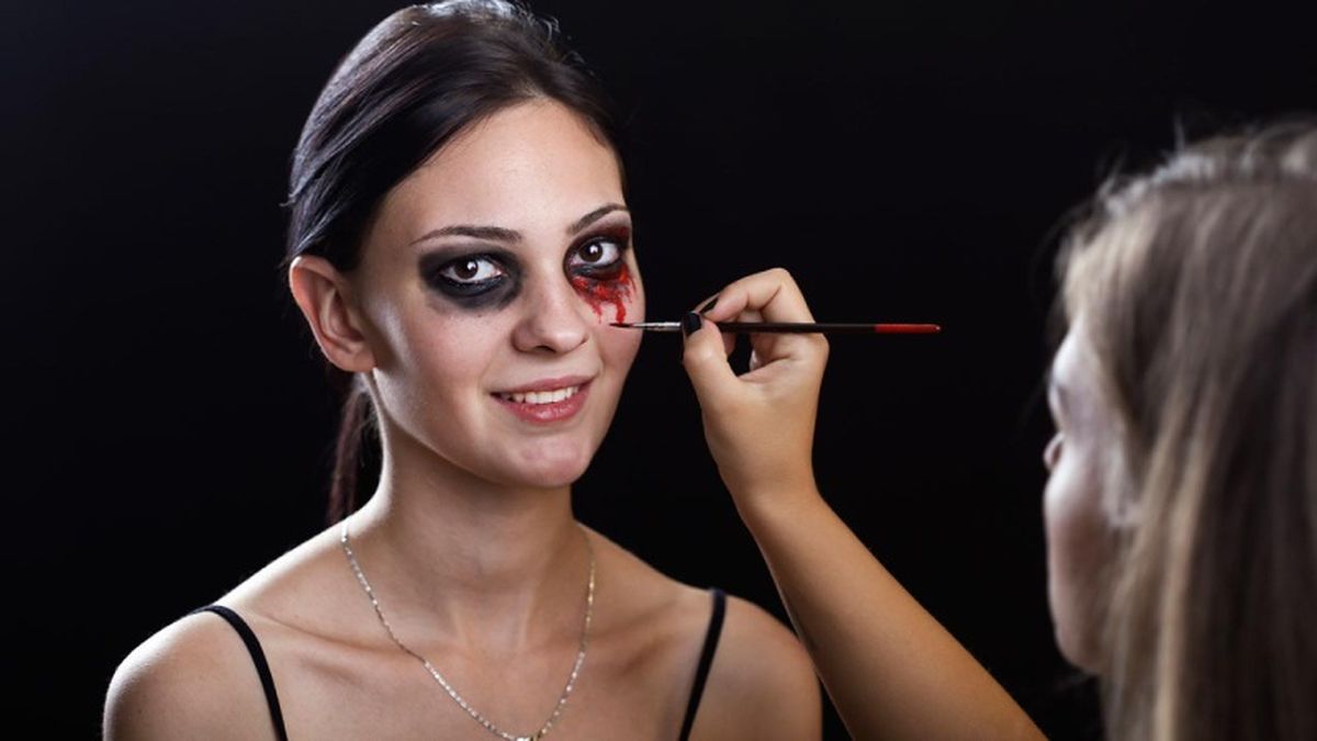 Puedes ayudarte de un pincel para aplicar la sangre artificial en tu cara