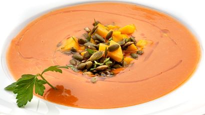 Sopa de tomate con melocotón y pipas