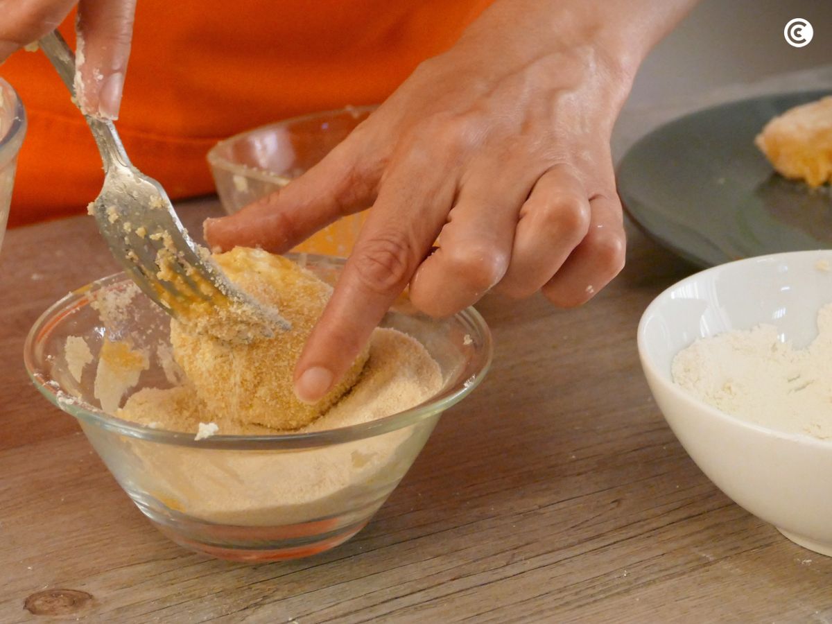 Pasa los nuggets por pan rallado y huevo
