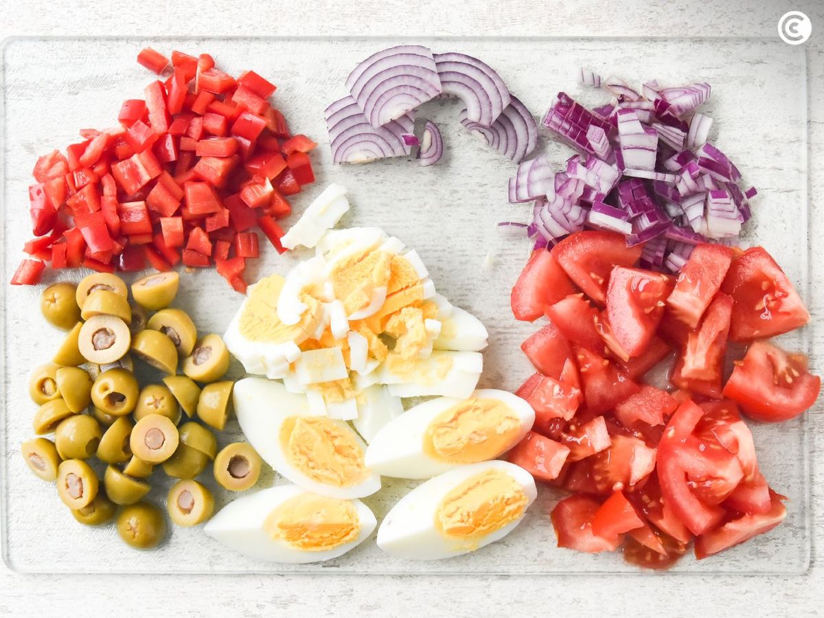 Ingredientes para la ensalada de garbanzos mediterránea picados