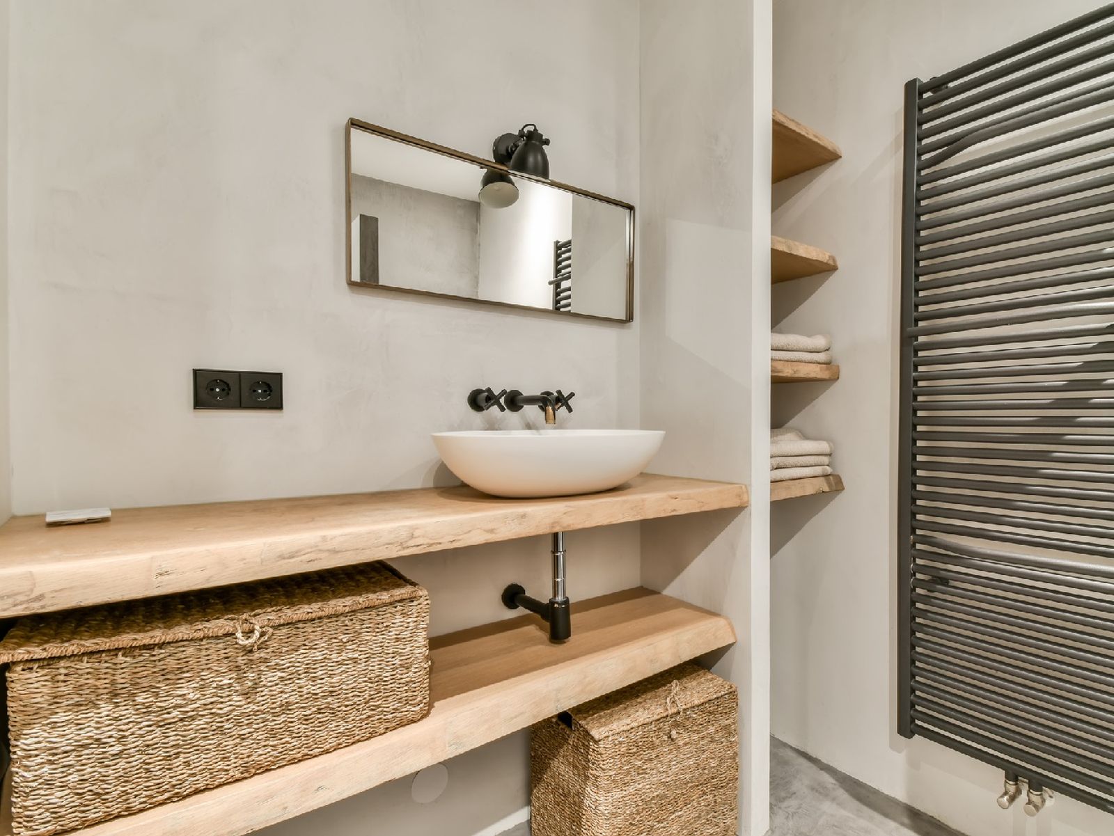 Los materiales naturales hacen del baño sin ventanas un espacio más cálido y acogedor Los materiales naturales hacen del baño sin ventanas un espacio más cálido y acogedor