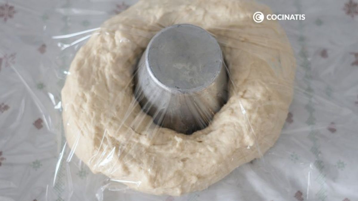 Dejamos reposar la masa del roscón dándole forma