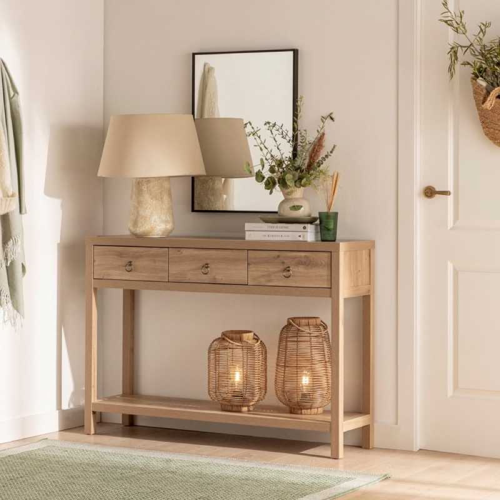 Recibidor minimalista con mueble de madera.