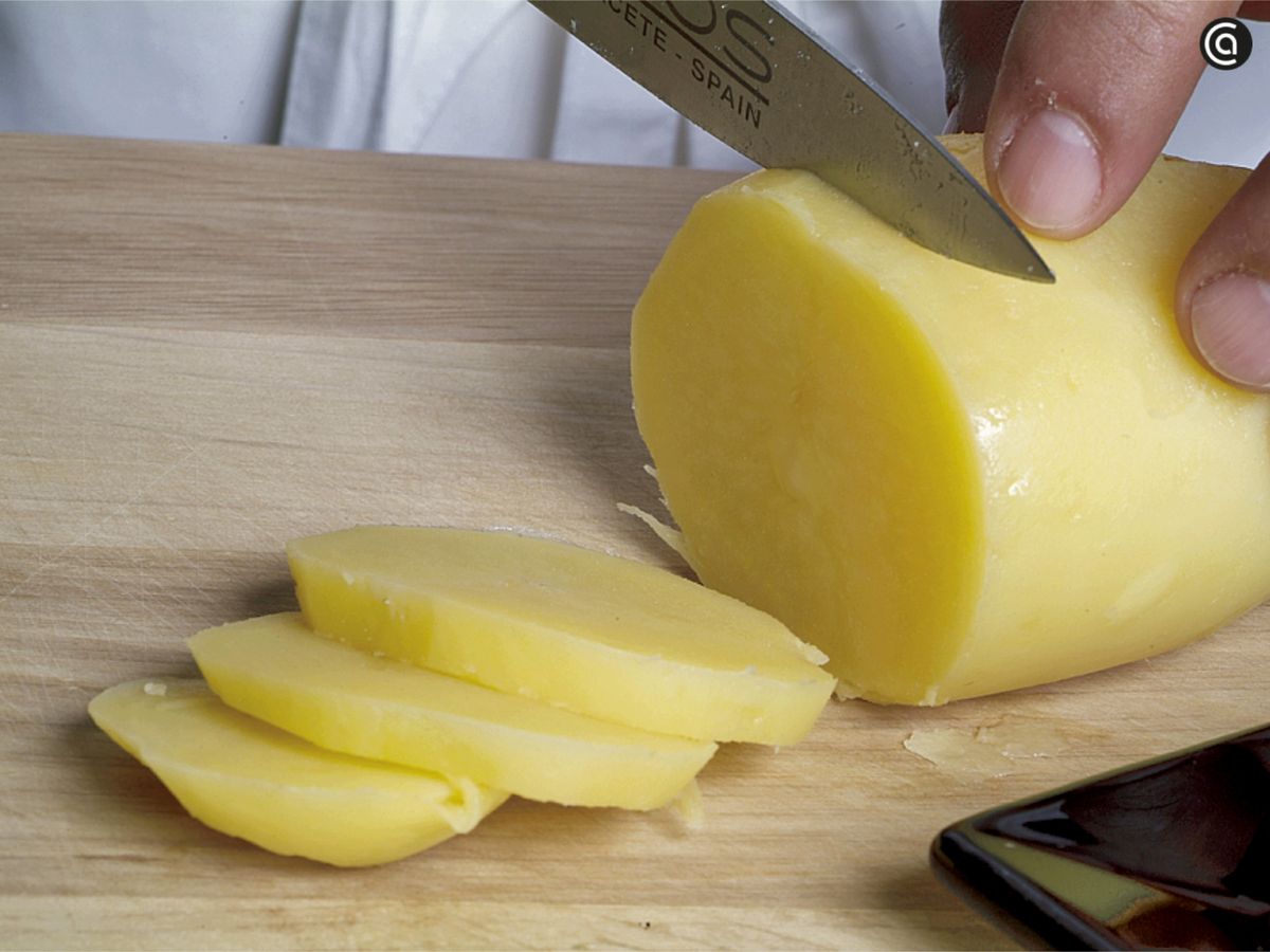 Córta la patata cocida al gusto