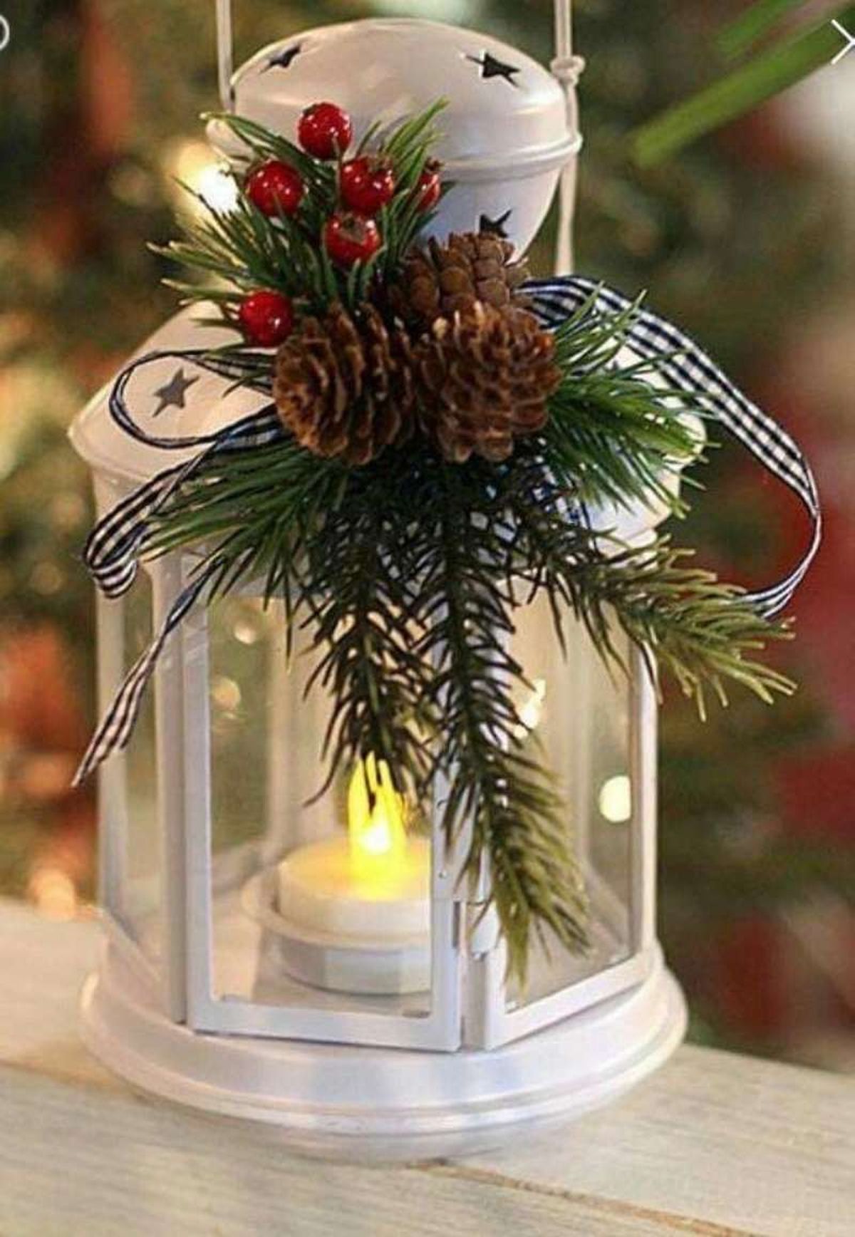 Farolillo colgante navideño con vela.