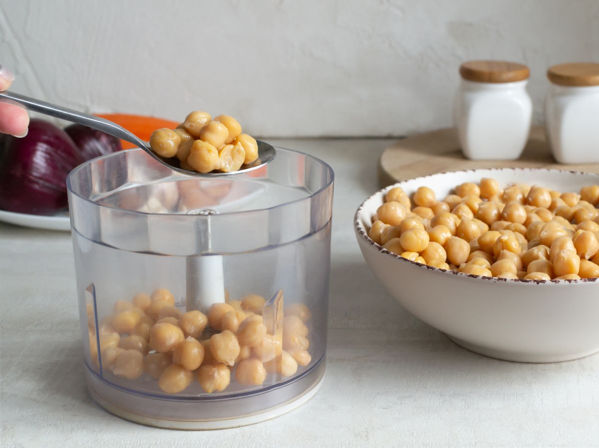 Comienza triturando los garbanzos cocidos