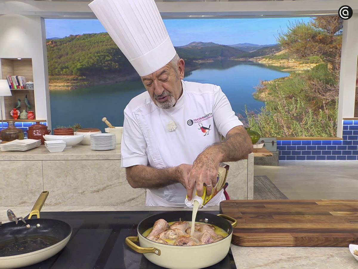 Añade el caldo y cocina a fuego suave