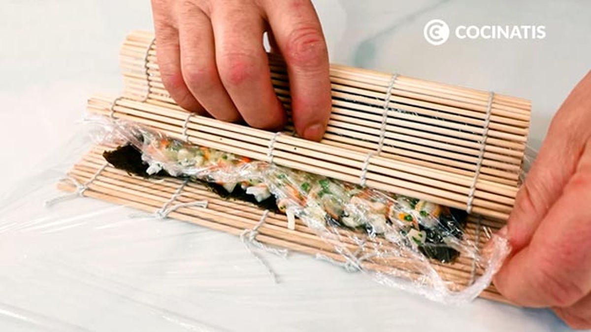 Receta de sushi con barritoas de Krissia  paso 4