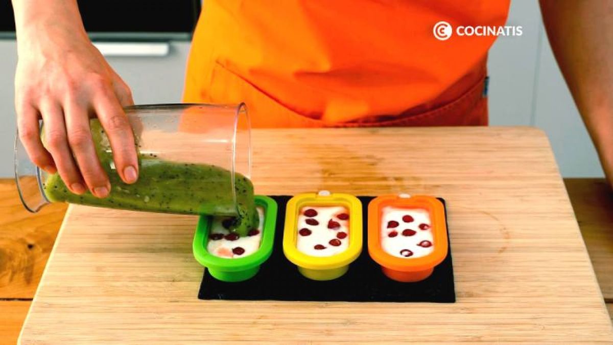 Extiende el kiwi por encima de la capa de yogur