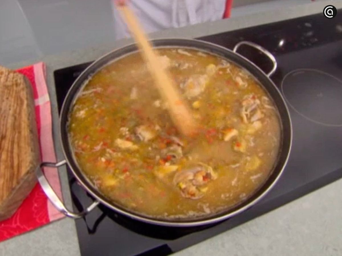 Añade la carne y cubre con el caldo