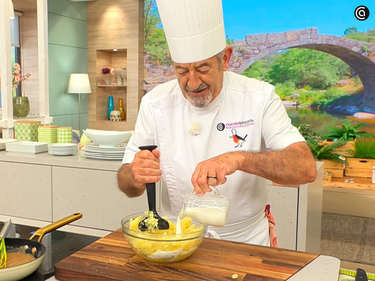 Machaca las patatas y añade leche y perejil picado