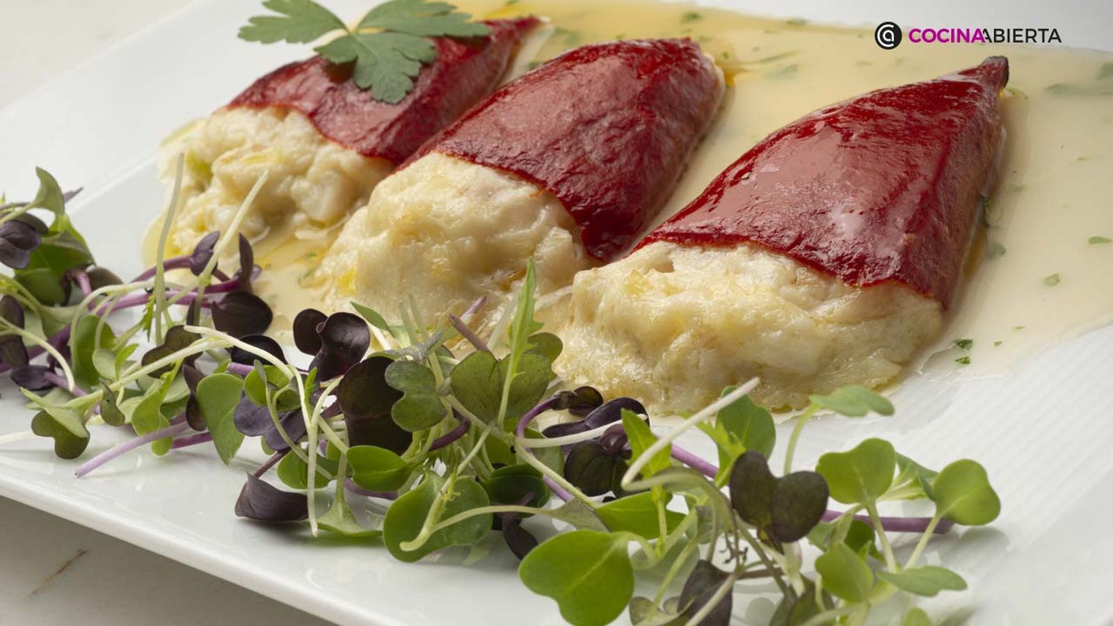 13 recetas de pimientos rellenos - Pimientos rellenos de merluza y almejas en salsa verde
