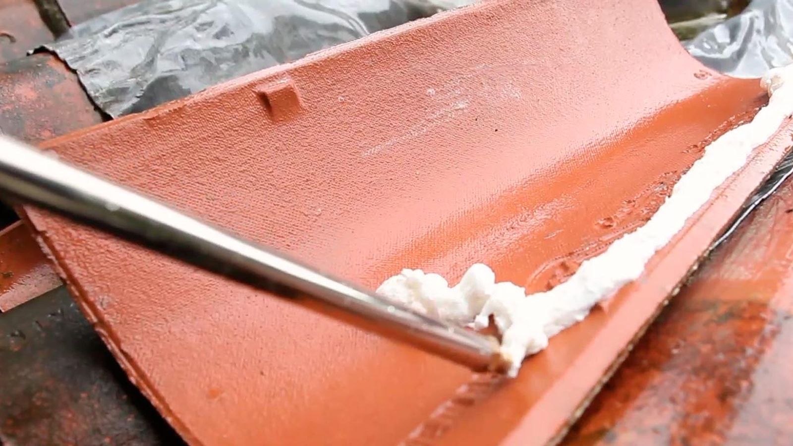 Como pegar una teja con espuma de poliuretano paso 4 Como pegar una teja con espuma de poliuretano paso 4
