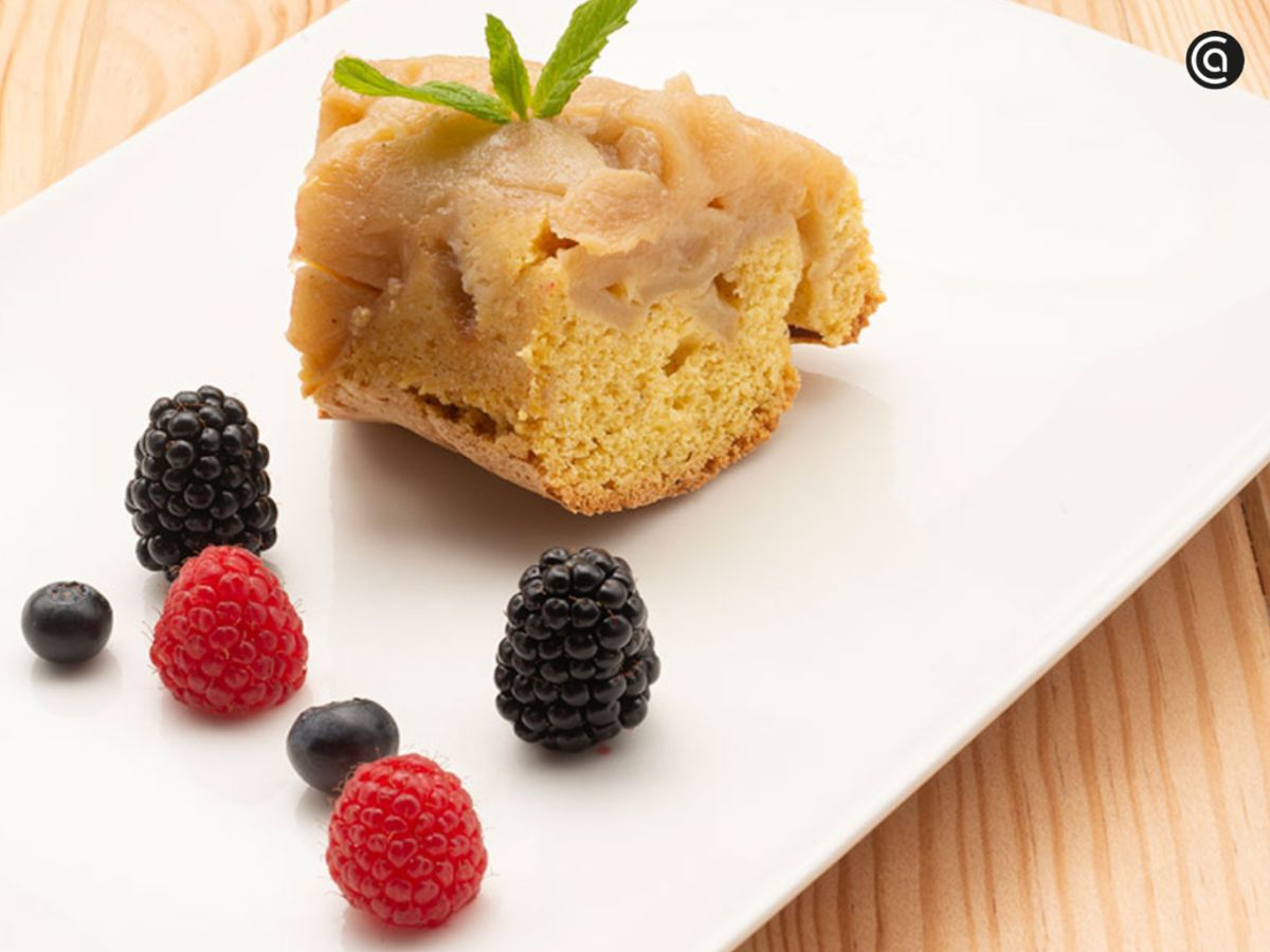 Un bizcocho suave y aromático, ideal para acompañar un café o una merienda de otoño junto a la ventana.